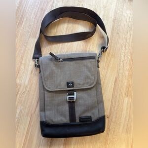 Brenthaven Collins Vertical Messenger Bag